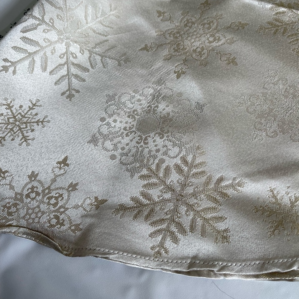 ***SOLD*** Round holiday party tablecloth 28” Snow flakes silky cream top, gold
